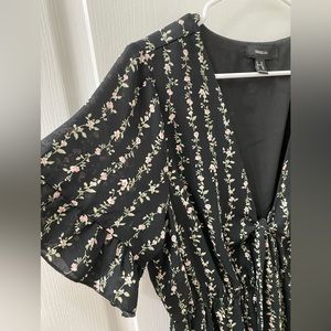 Cute v-neck floral dress - 0X (fits ladies 12)